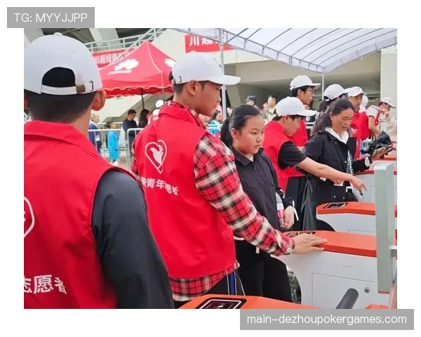 赛场温情一幕：志愿者帮助视力障碍观众“听”完比赛